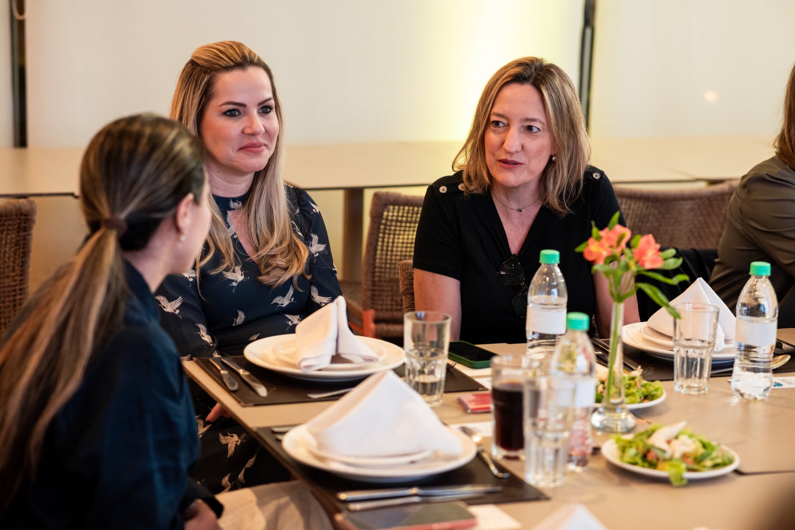 Mesa posta com garrafa personalizada Priscila Gonçalves